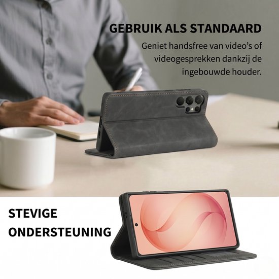 Zwart telefoonhoesje in opengevouwen stand, staand op een bureau.