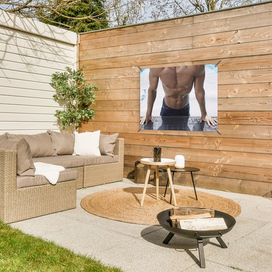 Un homme musclé se pousse hors de la piscine Affiche de jardin 80x60 cm - Toile de jardin / Toile d'extérieur / Peintures d'extérieur (décoration de jardin)