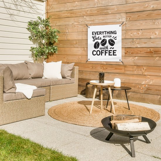 Affiche de jardin - Citation de Café Tout s'améliore avec un café sur fond blanc - 50x50 cm