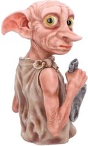 Een gedetailleerd beeldje van Dobby, het huiselfje uit Harry Potter, met zijn grote oren, groene ogen en gekreukelde kleding, die een sok vasthoudt.