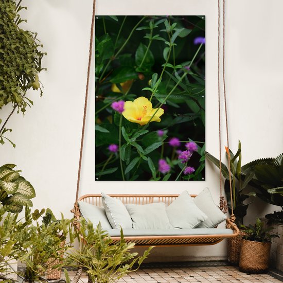 Tuinposter 120x180 cm - Tuindecoratie Teunis bloem tussen de groene planten - Poster voor in de tuin - Buiten decoratie - Schutting tuinschilderij - Tuindoek muurdecoratie - Wanddecoratie balkondoek