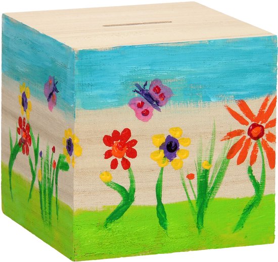 Houten spaarpot versierd met kinderlijke schilderingen van bloemen, vlinders en gras onder een blauwe lucht.