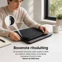 Man sluit een zwarte laptoptas met een rits, een vergroot detail toont de rits.