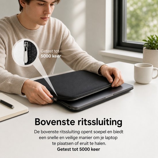 Man sluit een zwarte laptoptas met een rits, een vergroot detail toont de rits.
