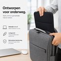 Grijze laptoptas met een zwarte sleeve erin, die wordt ingestopt door een persoon.