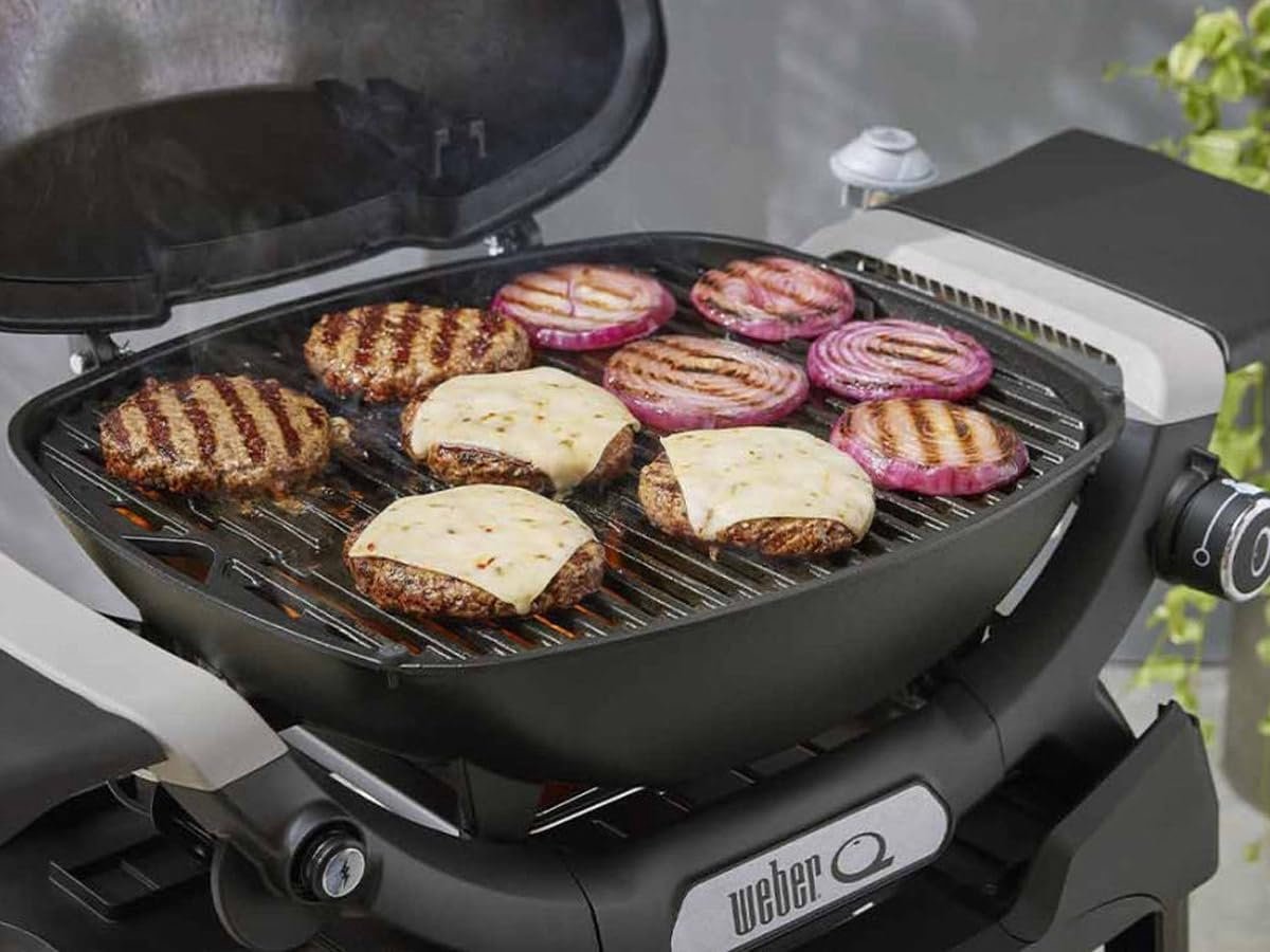 Gasbarbecue met Onderstel en Zijtafels – 105 x 45,5 x 99 cm – Compacte Buiten BBQ op Gas met Gietijzeren Grillrooster – Draagbare Balkon & Camping Barbecue Zwart – HomebyNicole