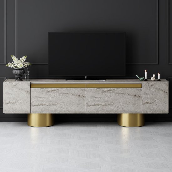 Tv-meubel in marmerlook met gouden poten en gouden accenten tussen de deuren.