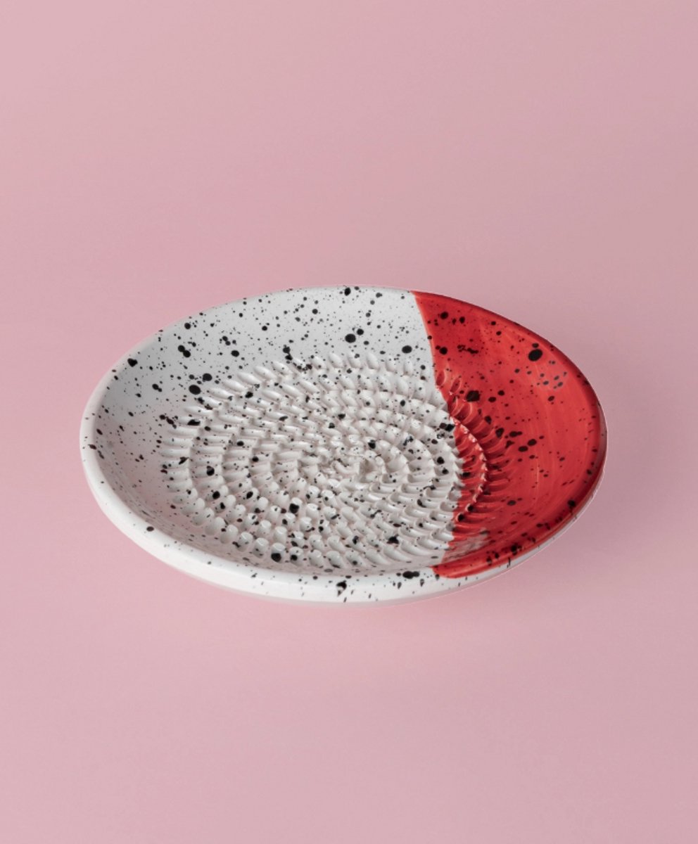 Rasp Bordje - Wit Rood - Rasp Schaaltje - Knoflook Rasp - Gember Rasp -Chocolade - Kookliefhebber - Amber Blokjes - Fairtrade - Handmade - Keramisch - Raspen - Schaven - Vegan - Vintage