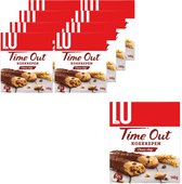 Verpakking van LU Time Out koekrepen met chocolade. Meerdere dozen met op de voorkant twee koekjes met chocoladestukjes, waarvan één doormidden is gebroken. Ze zijn omhuld met chocolade.