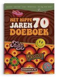 Het Hippe Jaren 70 DoeBoek met retro cirkels, patches met "Funky" en "Groovy", een smiley en een vredesteken.