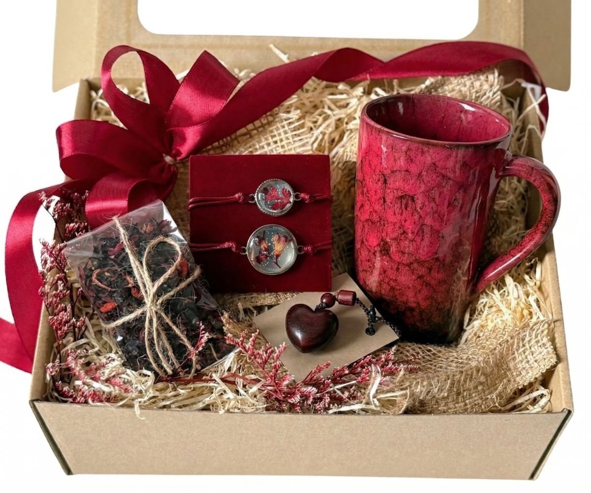 Moederdag Cadeau – Frambozenrode Mok, Droogbloem Armbanden & Sweet Moments Thee – Handgemaakt Cadeaupakket voor Haar