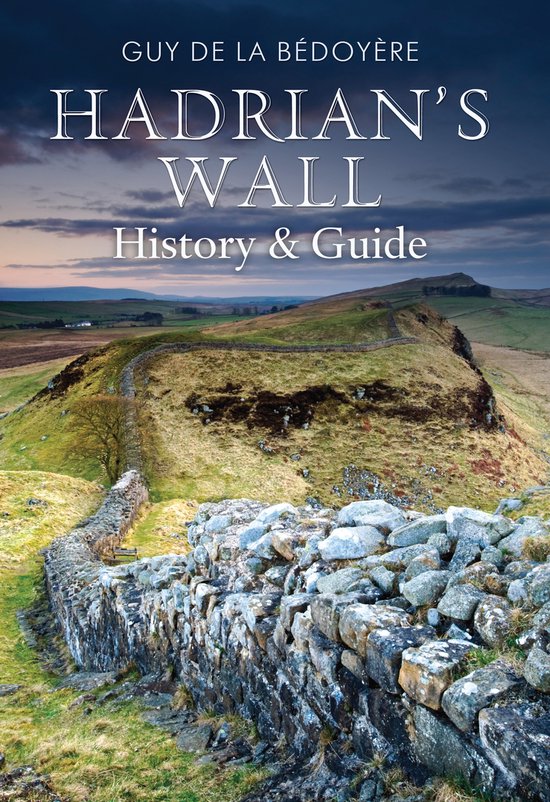 Boek 'Hadrian's Wall History & Guide' Guy de la Bédoyère. Een stenen muur slingert over een heuvelachtig landschap onder een dramatische hemel.