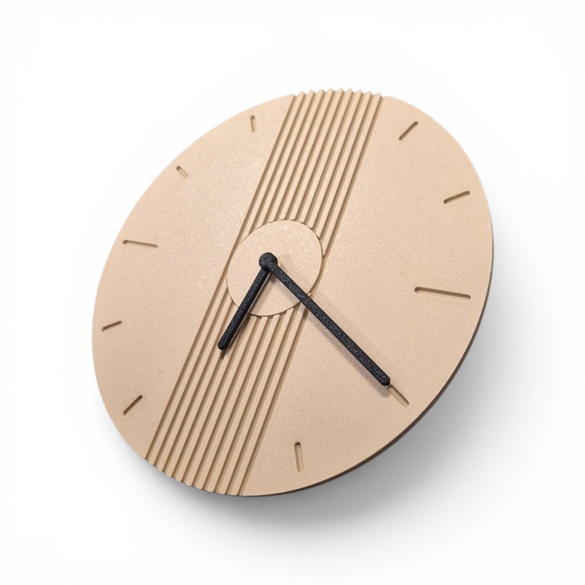 Moderne Design Wandklok Ø25 cm – Houtkleurig met Zwarte Wijzers - Reliëf Details