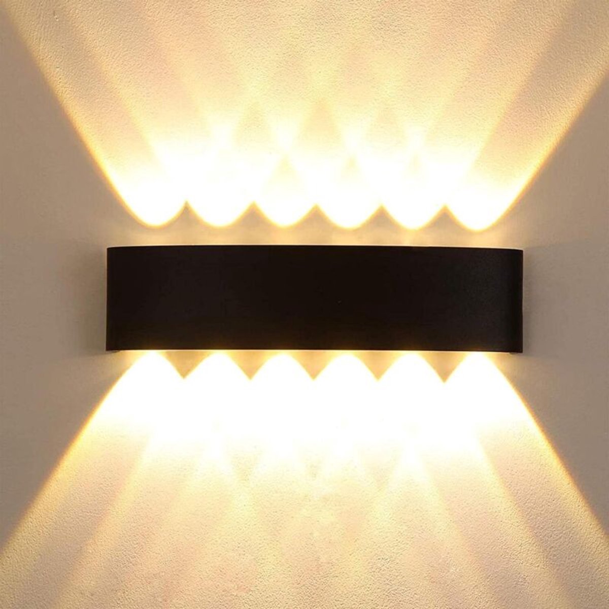 Moderne LED-wandlamp, geschikt voor binnen- en buitenverlichting. Te gebruiken als verandaverlichting, boven- en onderverlichting, en ook geschikt voor slaapkamers, balkons, binnenplaatsen