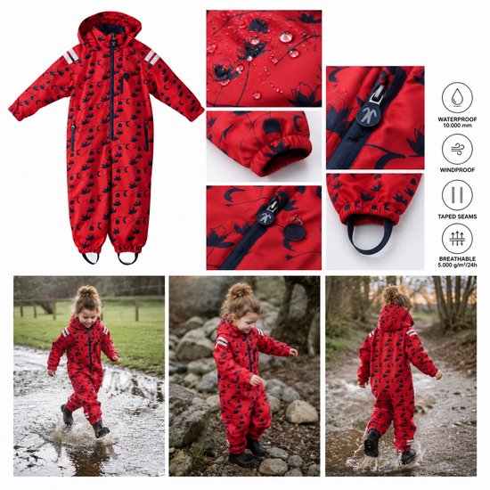 Een rood regenpak met donkerblauwe bloemenprint en witte strepen op de mouwen. Een meisje in een vergelijkbaar pak speelt in de modder.