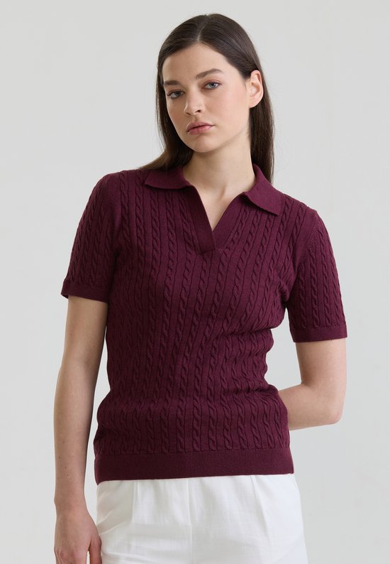 Bordeauxrood poloshirt met kabelpatroon en korte mouwen, gedragen door een model.