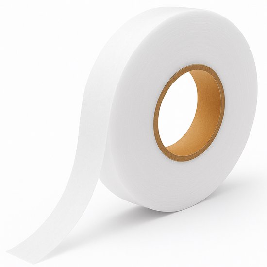 Bande de couture blanche sur rouleau, avec un morceau déroulé.