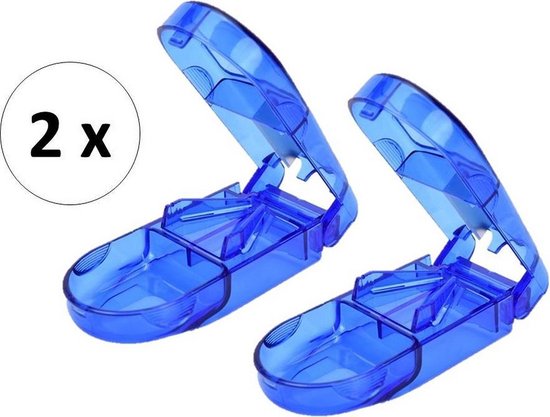Twee blauwe, transparante pillensnijders met een klep en een opvangbakje.