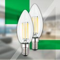 Twee heldere kaarslampen met E14 fitting en filament, staand in een woonkamer.