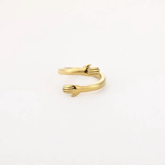 Gouden ring in de vorm van twee omhelzende handen, licht gebogen.