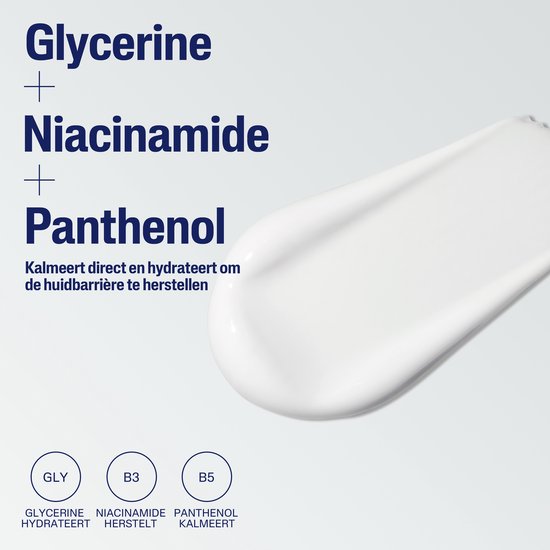 Een dikke witte crème veegt over een lichte achtergrond. Glycerine + Niacinamide + Panthenol kalmeert en hydrateert.