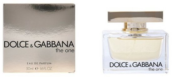 Rechthoekig glazen parfumflesje met gouden dop, gevuld met lichtgele vloeistof. Naast de fles staat de bijpassende verpakking. Eau de parfum, 50ml.