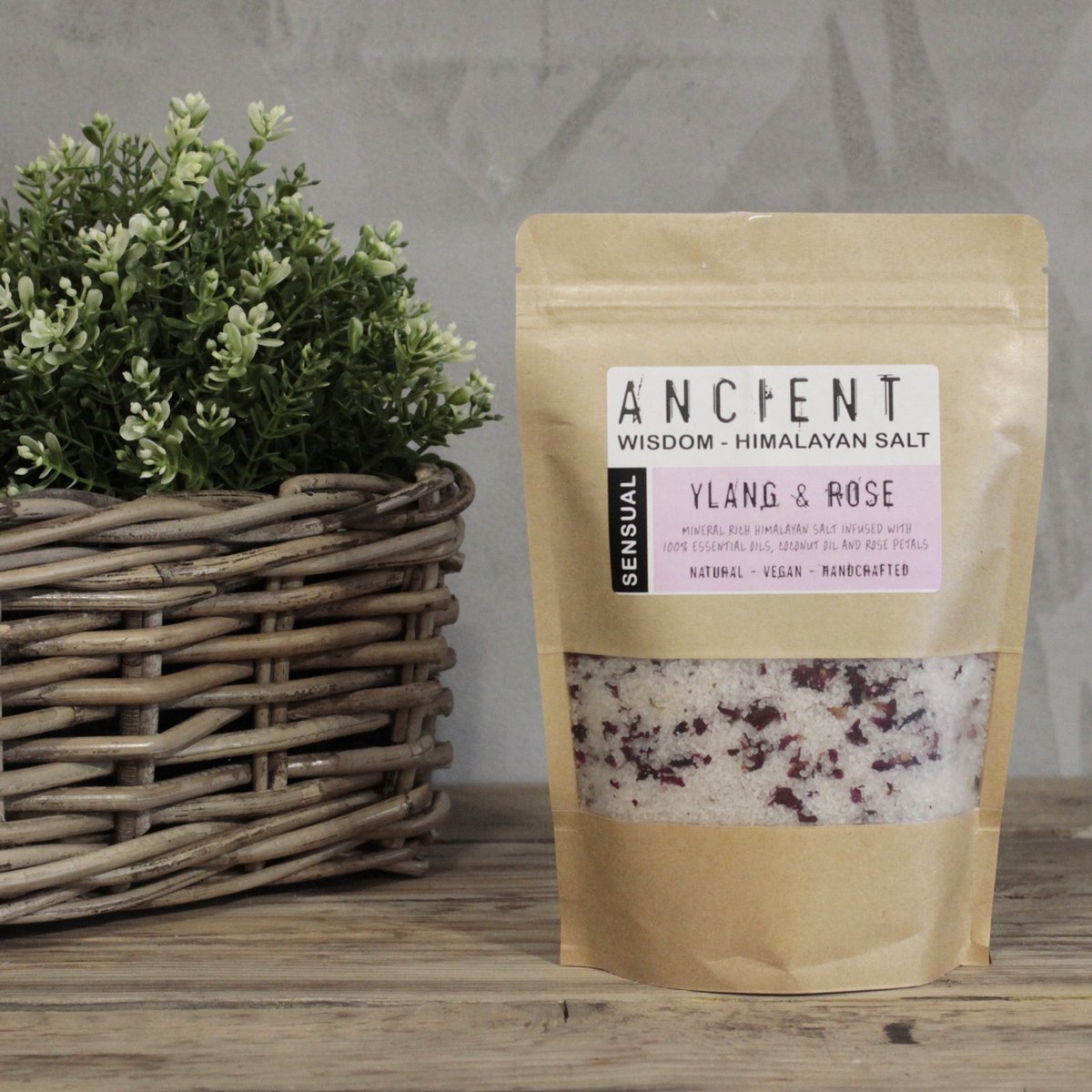 Himalayan Bad Zout Mix 500 gr Sensueel-kokosolie-gedroogde rozenblaadjes.