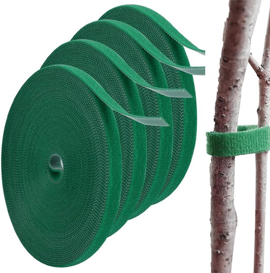 Stapel van vijf groene rollen klittenband, met een groene sluiting om twee boomtakken gebonden rechts.