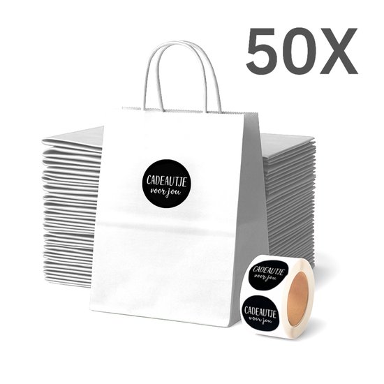 50 witte papieren tasjes met de tekst "Cadeautje voor jou" op zwarte stickers, inclusief rol met stickers.