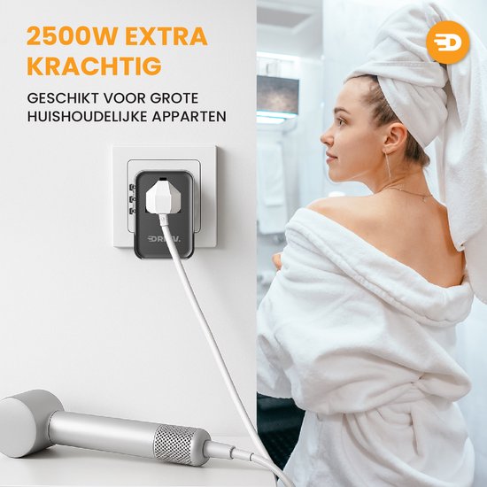 Vrouw in badjas en handdoek in badkamer kijkt weg. DRIVV. reisadapter aangesloten op stopcontact, naast een föhn.