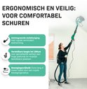 Vrouw met stofmasker gebruikt VONROC schuurmachine met telescopische steel op plafond. Geïntegreerde stofafzuiging.