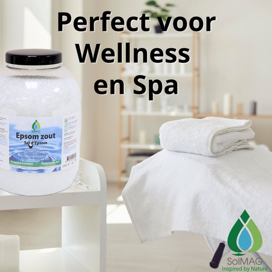 Een pot Epsom zout in een spa-setting, met handdoeken. Perfect voor wellness.