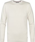 Beige fijngebreide trui met ronde hals, detail van klein logo op de zijkant.