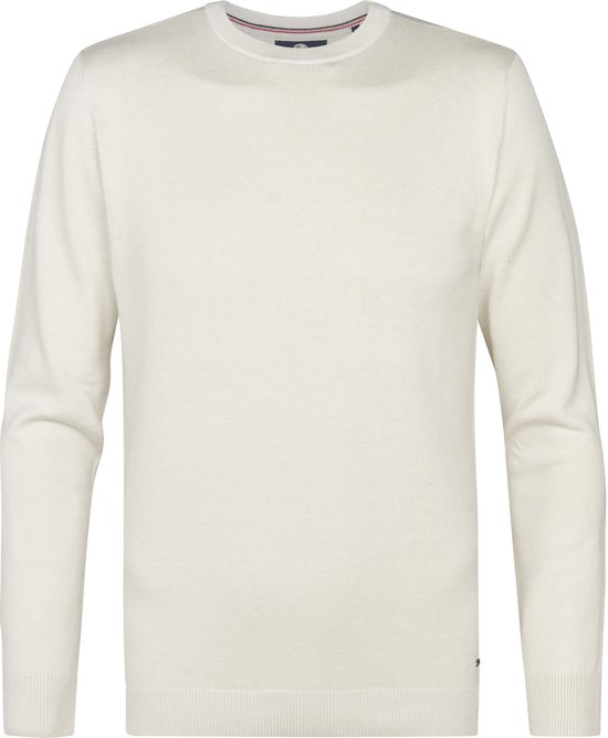 Beige fijngebreide trui met ronde hals, detail van klein logo op de zijkant.