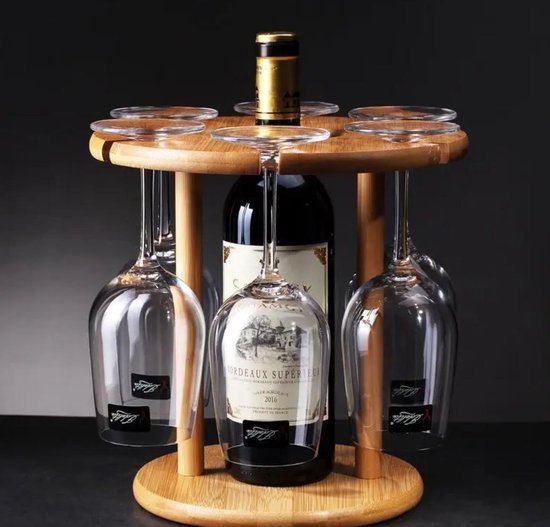 Bamboe wijnrek met een fles Bordeaux wijn en zes wijnglazen hangend aan de houders.