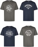Set van vier Jack & Jones T-shirts in grijs en donkerblauw met diverse logo's en jaartallen.