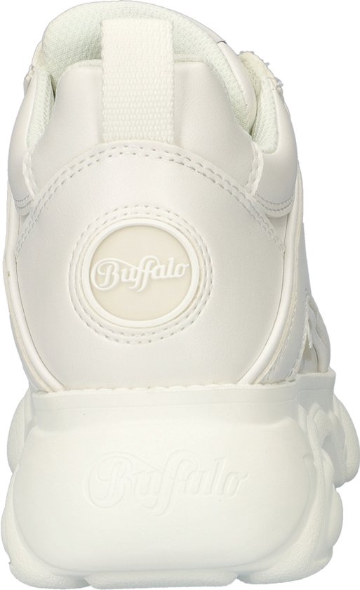 Achterkant van de witte Buffalo sneaker met dikke zool en logo.