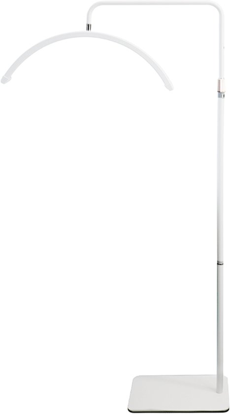 Witte staande halve maan lamp op een witte rechthoekige voet, met witte booglamp.