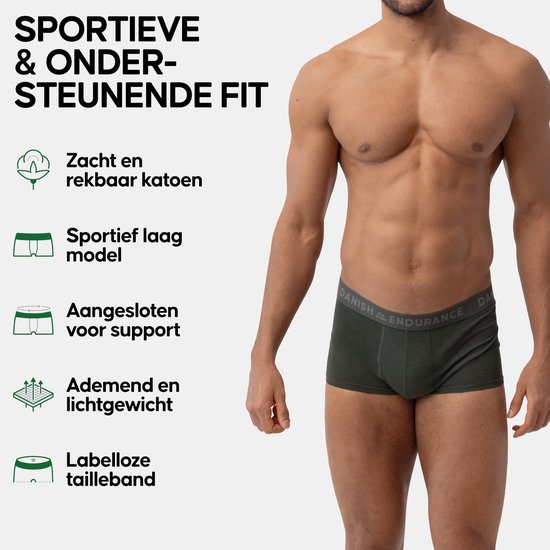 Man in een olijfgroene boxer met groene band. 'Zacht en rekbaar katoen'.