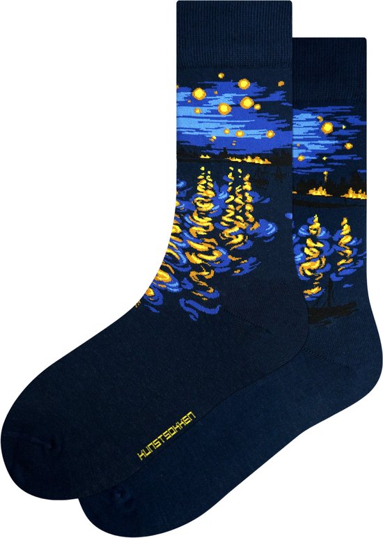 Paar blauwe sokken met 'Kunstsokken' logo en een print geïnspireerd op Van Gogh's Sterrennacht boven de Rhône.