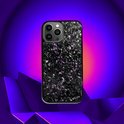 iPhone 15 Pro Max hoesje van carbon fiber met paarse accenten, zwevend in paarse gloed.
