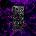 iPhone 15 Pro Max hoesje van carbon fiber met paarse accenten, tegen een paarse achtergrond.