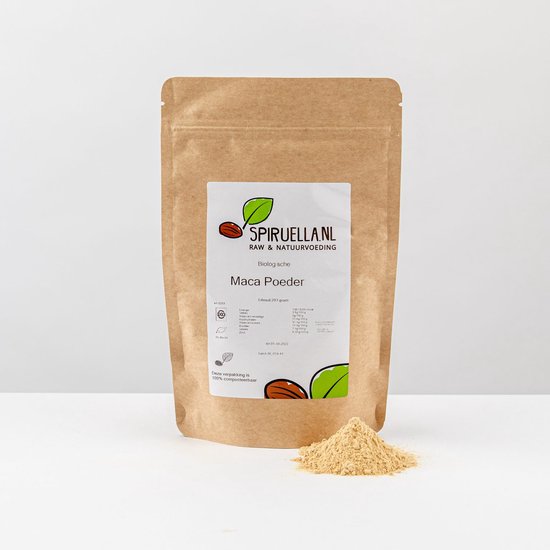 Bruine papieren zak met 'Spiruella.nl' en 'Maca Poeder Biologisch' op het etiket. Een hoopje maca poeder ligt ernaast.