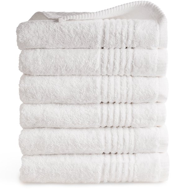 Pile de 6 serviettes de bain blanches à motif côtelé.