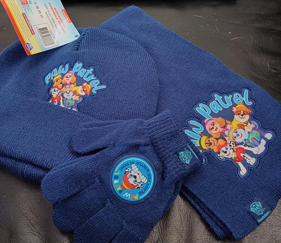 Blauwe muts, sjaal en wanten met PAW Patrol-print. De muts en sjaal hebben de PAW Patrol-logo's, de wanten hebben een badge met Chase en "Winter Ready".