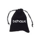 Zwart fluwelen trekkoordzakje met wit 'behave' logo.