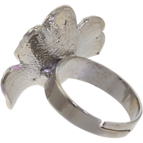 Zilverkleurige ring, achterkant van de bloem.