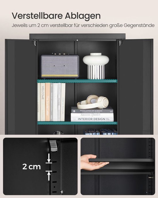 Close-up van de binnenkant van een zwarte metalen kast met verstelbare planken en demonstratie van 2 cm verstelbaarheid.