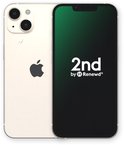 Cremekleurige iPhone 13 mini met dubbele camera en het '2nd by Renewd' logo op het scherm.