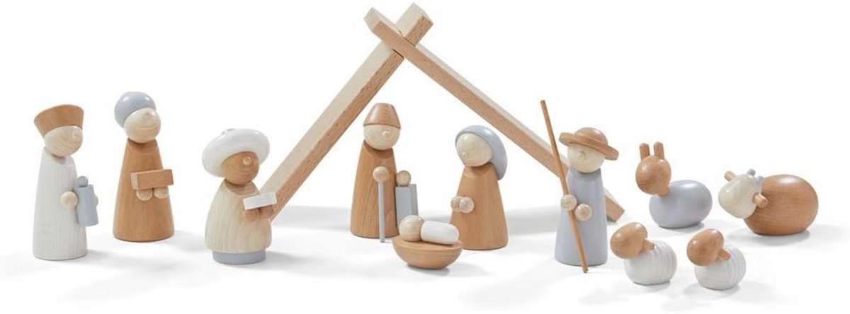 Houten kerststal met traditionele kerstfiguren en decoratie in natuurlijke kleuren.